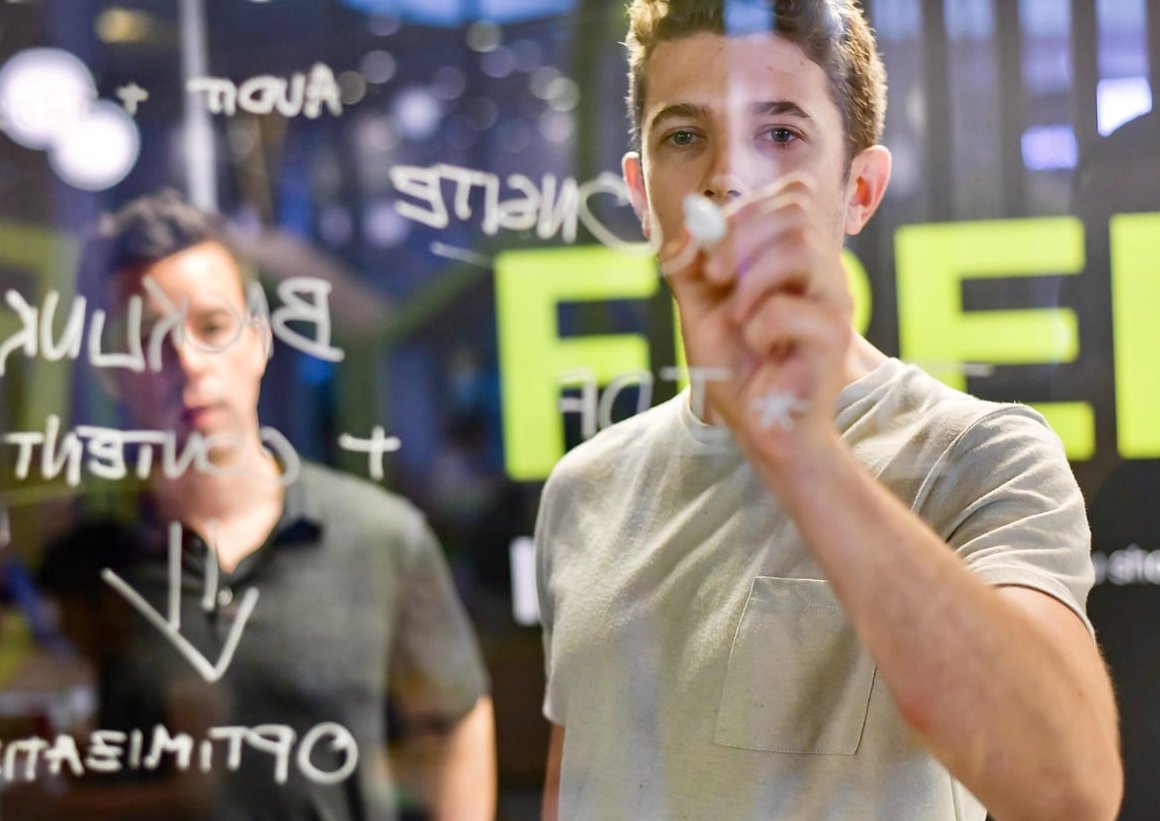 Brand Identity vs Brand Positioning: What’s the Difference and Which Comes First?